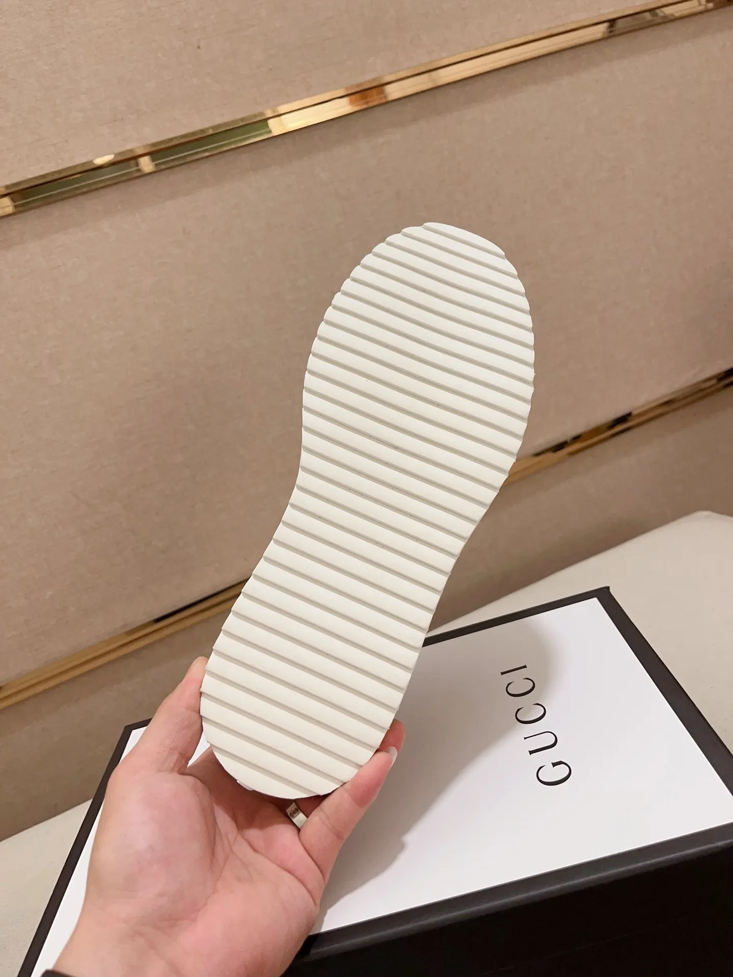 Men's shoes💰 420💰【gucci】Gucci men's latest series of casual shoes! The official website is built 1:1. The upper is made of imported high-quality cowhide, and the lining is made of high-quality sheepskin, which is soft and comfortable. Picky selection of materials and exquisite workmanship give you the best enjoyment. Number of yards: 38-44 yards. (Can be customized for 45 non-refundable)